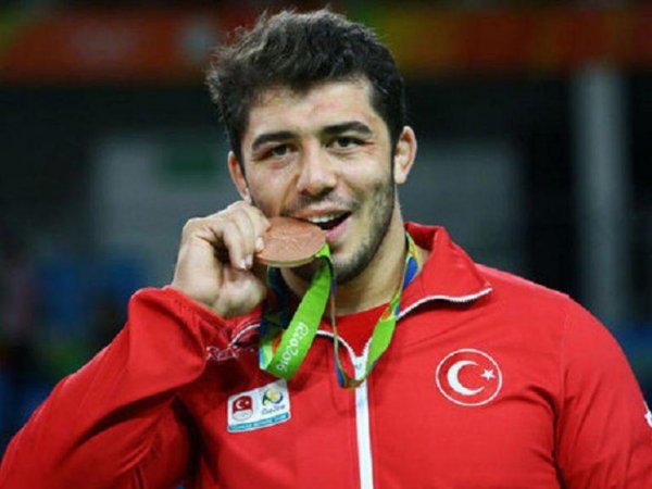 Türkiyəli idmançı “Rio-2016″da Azərbaycan bayrağını qaldırdı - VİDEO