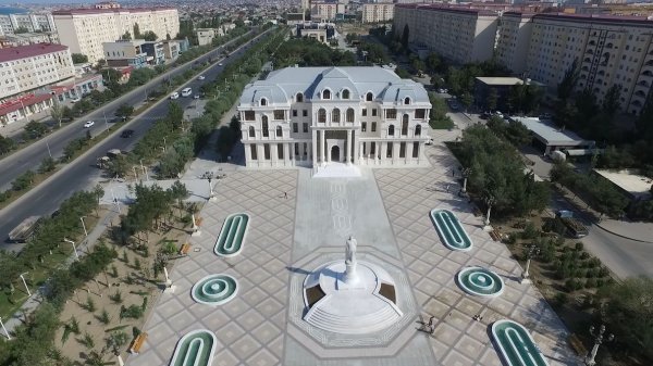 Sumqayıtda Heydər Əliyevin heykəli mərkəzi küçədən götürüldü - FOTO
