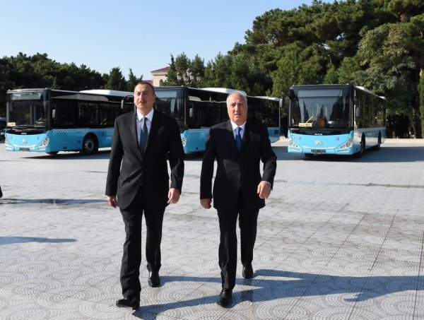 Prezident Sumqayıtda yeni sərnişin avtobusları ilə tanış olub - FOTO