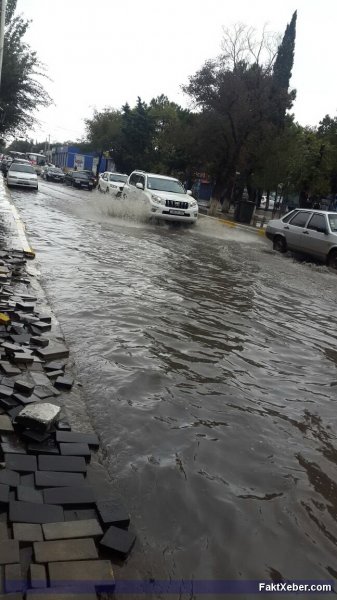 Sumqayıtda yağış yağdı, yolları su basdı - FOTO