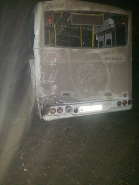 Sumqayıtda yük maşını sərnişin avtobusuna çırpılıb - FOTO