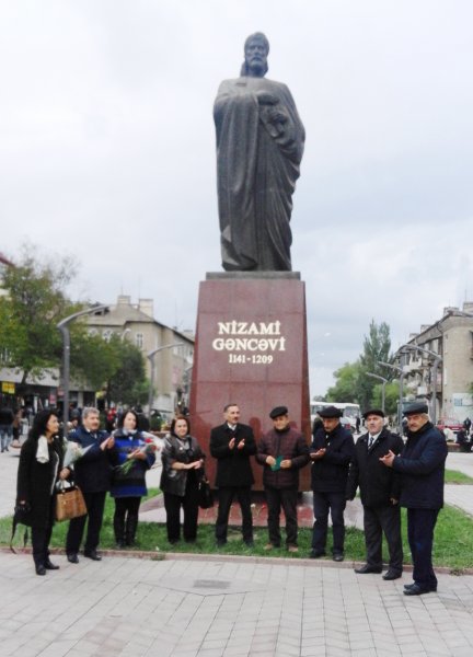 Sumqayıtlı yazarlar Nizami Gəncəvinin xatirəsini yad ediblər - FOTOLAR