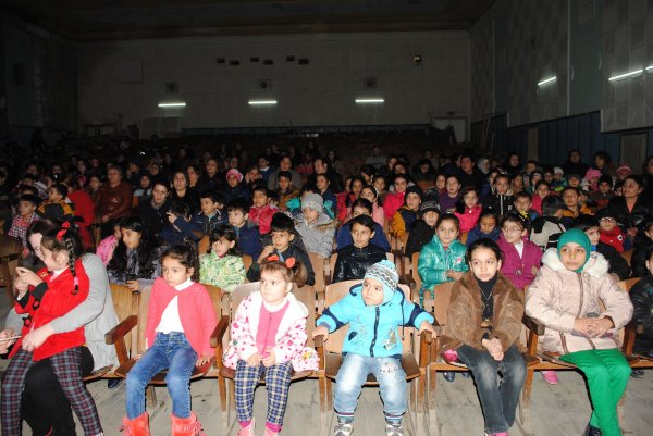 Sumqayıtda Bayraq günü münasibətilə tədbir - Uşaqlara kukla teatrı nümayiş etdirilib (FOTO)