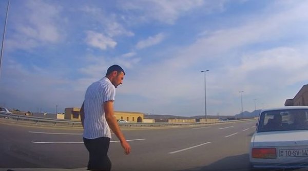 Yol qaydalarını bilməyən sürücülərimizin biabırçı görüntüləri – VİDEO