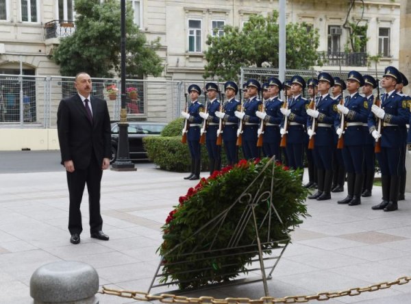 Prezident Azərbaycan Xalq Cümhuriyyətinin şərəfinə ucaldılmış abidəni ziyarət edib