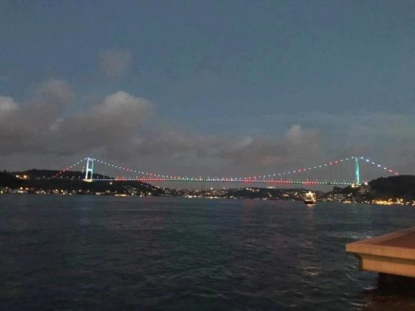 Fatih Sultan Mehmet körpüsü Azərbaycan bayrağı rənglərində – FOTO