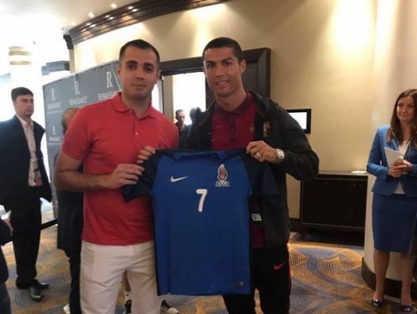 Kriştiano Ronaldoya Azərbaycan yığmasının forması hədiyyə edildi -FOTO