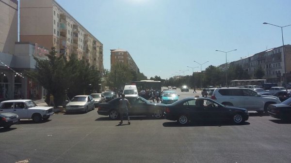 Sumqayıtda 7 nömrəli marşrut avtobusu minik avtomobiliylə toqquşdu - FOTOLAR