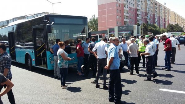 Sumqayıtda 7 nömrəli marşrut avtobusu minik avtomobiliylə toqquşdu - FOTOLAR