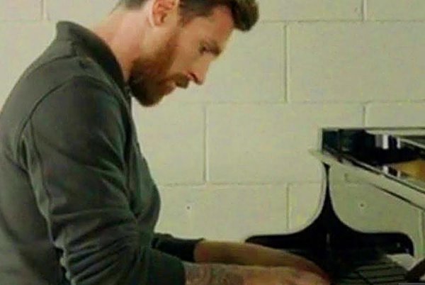 Messi pianoda ÇL-in himnini səsləndirdi - VİDEO