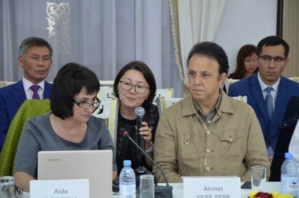 Azərbaycanlı jurnalist Astanada çağırış etdi - FOTO
