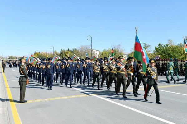 Naxçıvanda hərbi parad keçirilib (FOTO)