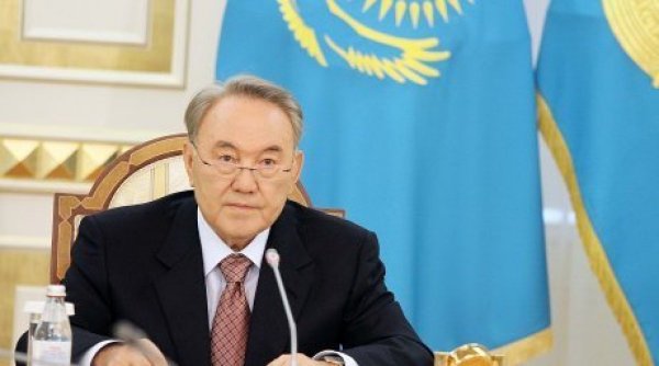 Nazarbayev kiril əlifbasından latına keçid haqqında fərman imzalayıb