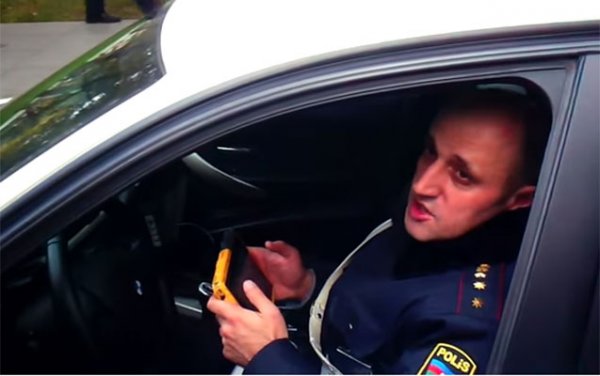 Yol polisi sürücünü hədələdi: “Sənin başın partlayar” - VİDEO