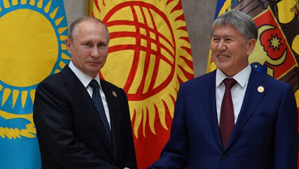 Atambayev Putinə orden verdi