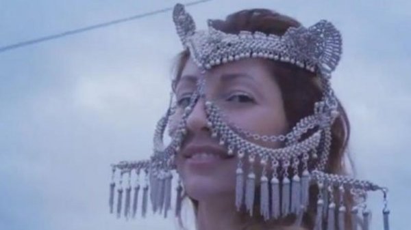 Çadır düşərgəsində böyüyən azərbaycanlı qız moda dünyasını silkələdi - VİDEO