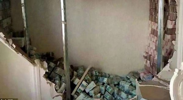 Polisin korrupsiya əməliyyatı: müdirin evinin divarının içindən 10 milyon dollar çıxdı - VİDEO