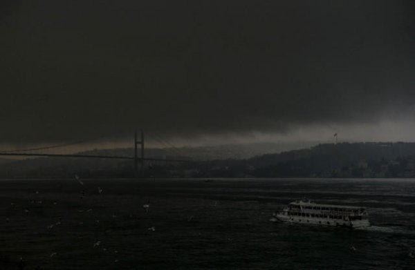 İstanbula günorta çağı qaranlıq düşdü - Hər kəs çaşqınlıq içində - FOTO