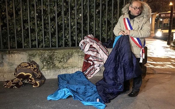 Fransada məmurlar “bomj”lara dəstək üçün küçədə yatdılar - FOTOLAR