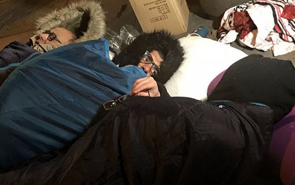 Fransada məmurlar “bomj”lara dəstək üçün küçədə yatdılar - FOTOLAR