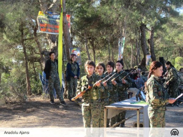 12-13 yaşlı qızlar hərbi formada, əllərində silah - FOTO