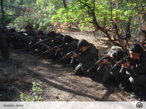 12-13 yaşlı qızlar hərbi formada, əllərində silah - FOTO
