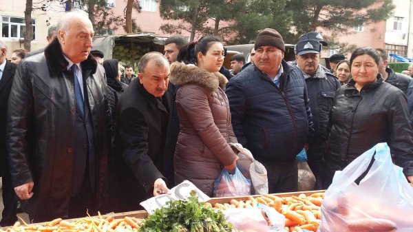 Zakir Fərəcov növbəti dəfə bayram yarmarkasında - FOTOLAR