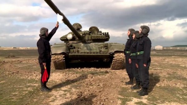 Azərbaycanın hərbçi qızları və... - Rusiyanın T-72 tankı - FOTO