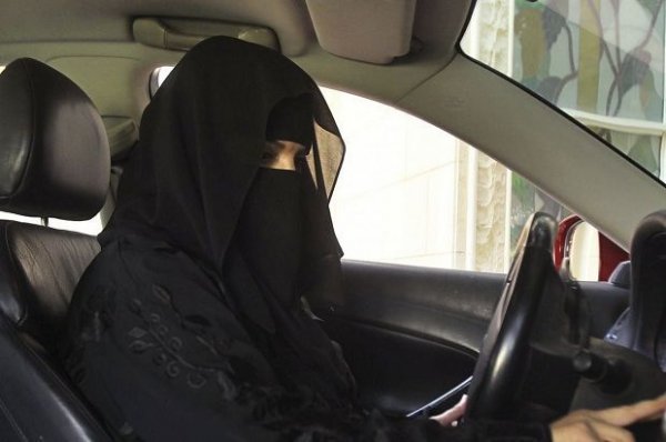 Almaniyada niqablı qadınların avtomobil sürməsi qadağan edilib