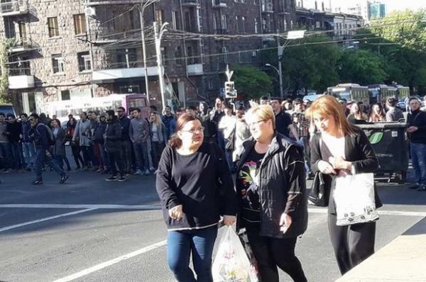 Yerevanda etirazçılar mərkəzi küçələri bağlayıb - FOTO + VİDEO 