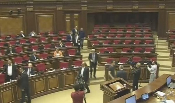 Ermənistan parlamentinin iclas keçirməsi üçün yetərsay olmayıb