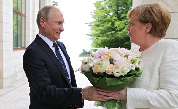 Putin gül verərək, Merkeli təhqir edib? - Peskovdan cavab