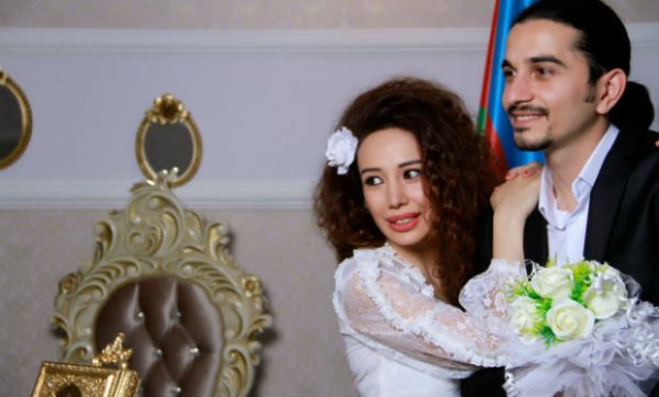 Sumqayıtlı aparıcı nikah mərasiminə anasının gəlinliyində gəldi - VİDEO + FOTO