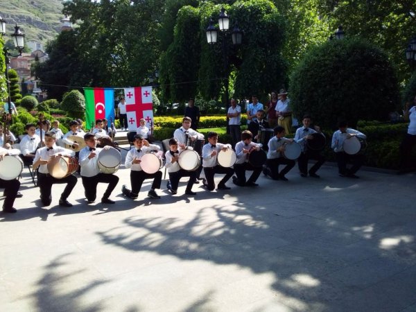 Musiqi məktəbinin kollektivi Gürcüstanda konsert proqramı ilə çıxış edib - FOTO