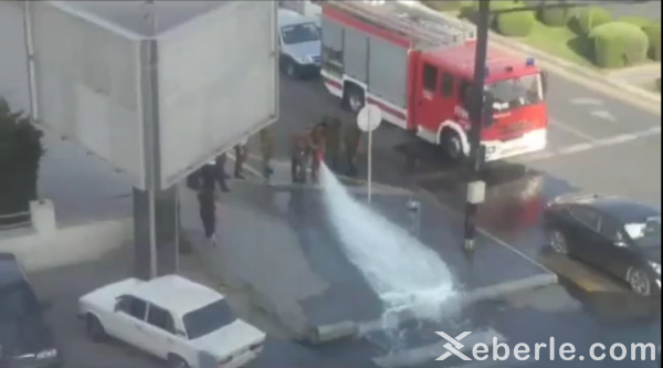 Sumqayıtda su hidrantı partladı: küçəni su basdı -VİDEO