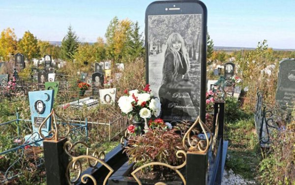 Ölən qıza “iPhone” başdaşı qoyuldu – Foto