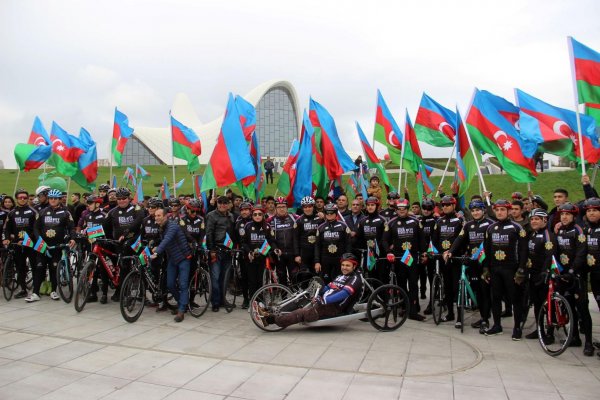 Bakıda veloyürüş: Mədət Quliyev velosiped sürdü (FOTO)