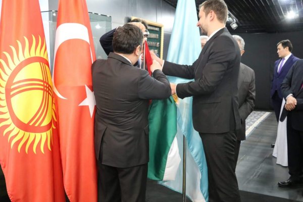 Macarıstanın dövlət bayrağı Beynəlxalq Türk Akademiyasında qaldırılıb - FOTO