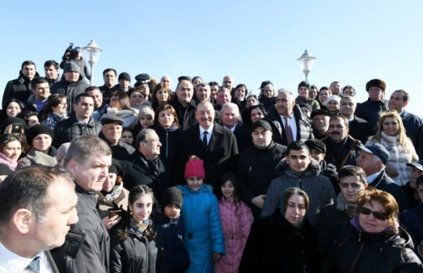 Prezident Sumqayıt bulvarında sakinlərlə görüşdü - FOTOLAR