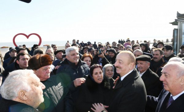 Prezident Sumqayıt bulvarında sakinlərlə görüşdü - FOTOLAR