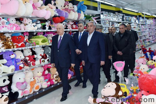 Zakir Fərəcov yeni ticarət mərkəzinin açılışında iştirak edib: 200 nəfər işlə təmin olunub - FOTOLAR