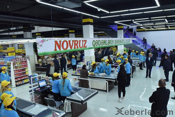 Zakir Fərəcov yeni ticarət mərkəzinin açılışında iştirak edib: 200 nəfər işlə təmin olunub - FOTOLAR