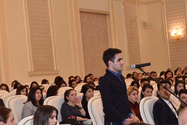 Zakir Fərəcov Sumqayıt gənclərini “açıq mikrofon”da dinlədi, suallarını cavablandırdı - FOTOLAR