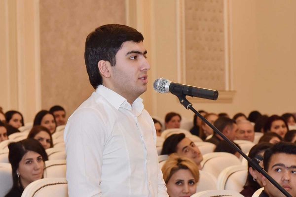 Zakir Fərəcov Sumqayıt gənclərini “açıq mikrofon”da dinlədi, suallarını cavablandırdı - FOTOLAR