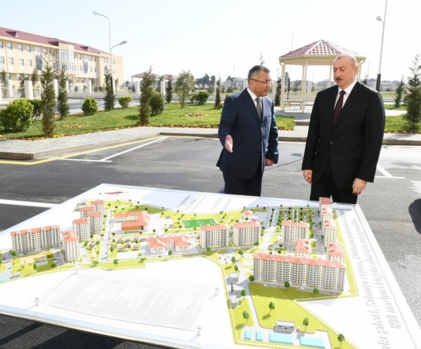 İlham Əliyev yeni yaşayış kompleksinin açılışında - FOTOLAR
