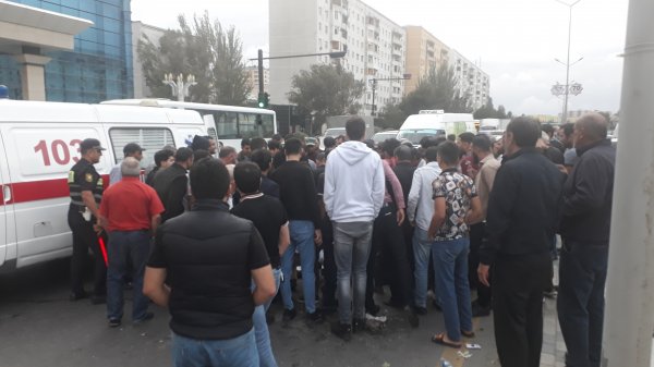 Sumqayıtda 2 nəfəri şadlıq sarayının qarşısında maşın vurdu -FOTO