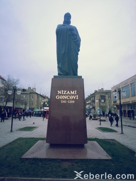 Sumqayıtda  Nizami Gəncəvinin heykəli bazar ətrafından belə götürüldü -FOTO
