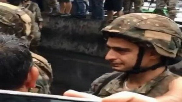 Mitinqi dağıtmağa gələn hərbçi oğul etirazçı atası ilə qarşılaşdı – Maraqlı görüntülər (VİDEO)