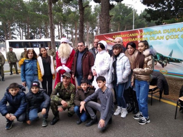 Sumqayıt kimyaçıları əsgərlərlə birlikdə bayram şənliyində - FOTO