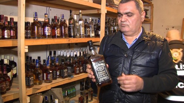 Saxta spirtli içki hazırlayıb satan dəstə saxlanıldı - FOTOLAR